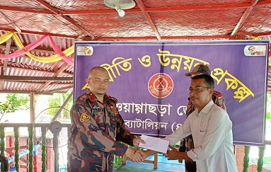 দুর্গাপুজা উপলক্ষে কাপ্তাই ৪১ বিজিবির আর্থিক অনুদান