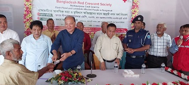 বিলাইছড়িতে বন্যা ও পাহাড় ধসে ক্ষতিগ্রস্থদের মাঝে নগদ অর্থ বিতরণ