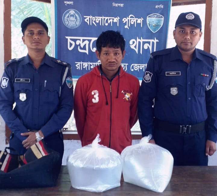 চন্দ্রঘোনায় থানা পুলিশের অভিযানে চোলাই মদসহ আটক-১