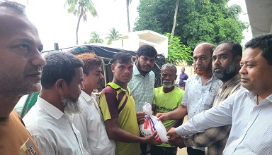 বাঘাইছড়িতে দূর্গতদের মাঝে উপজেলা বিএনপি’র খাবার বিতরণ