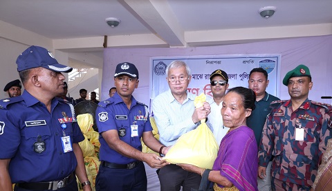 রাঙামাটিতে বন্যার্তদের মাঝে জেলা পুলিশের ত্রাণ বিতরণ