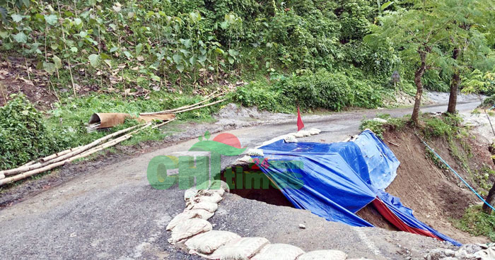 টানা বর্ষণে সড়ক ধসে রাঙামাটির-বান্দরবান রুটে যান চলাচল বন্ধ