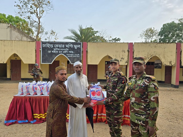 বাঙ্গালহালিয়ায় গরীব দুস্থদের মধ্যে সেনাবাহিনীর ইফতার বিতরণ