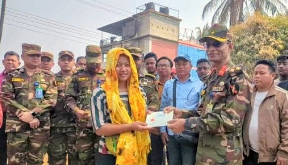 সাজেকে ক্ষতিগ্রস্তদের মাঝে সেনাবাহিনীর আর্থিক সহায়তা