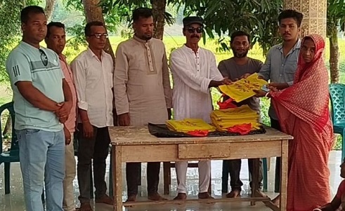 পহেলা বৈশাখ উপলক্ষে অসহায়দের মাঝে বিএনপি নেতার বস্ত্র বিতরণ 