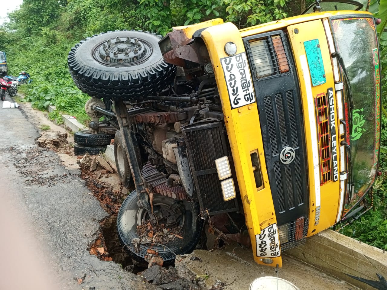 রাজস্থলীতে সরকারি চাউল নিয়ে ট্রাক খাদে 