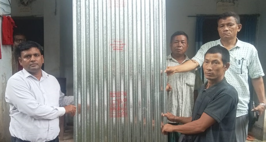 বগাখালী বাজারে অগ্নিকান্ডে ক্ষতিগ্রস্থদের মাঝে নগদ অর্থ-ঢেউটিন বিতরণ