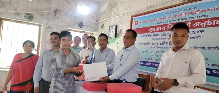 এসএসসি পাস শ্রেষ্ঠ শিক্ষার্থীদের মাঝে পুরস্কার বিতরণ 