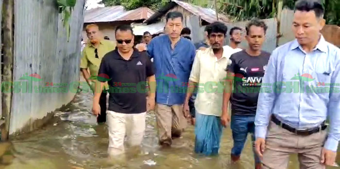 পানিবন্দি দূর্গতদের দেখতে ছুটে গেলেন বিএনপি নেতা এ্যাড: দীপেন দেওয়ান