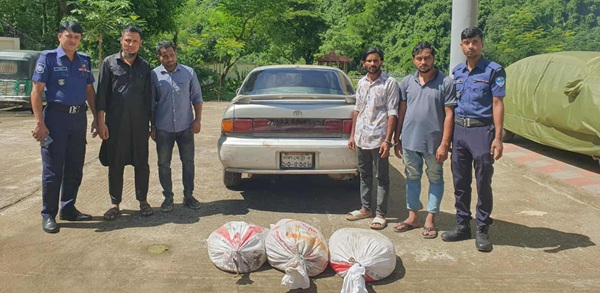কাপ্তাইয়ে প্রাইভেটকারে পাচারকালে ১২০ লিটার চোলাইসহ আটক-৪