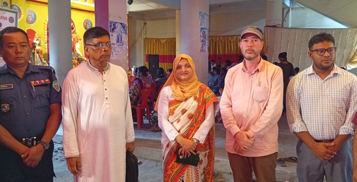 রাজস্থলীতে দুর্গাপূজার মন্ডপ পরিদর্শনে সহকারী কমিশনার