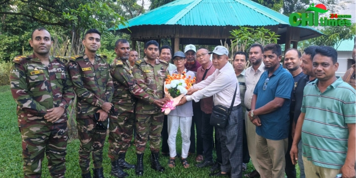 বাঘাইহাটে বৌদ্ধ বিহারের ধর্মীয় অনুষ্ঠানে সেনা জোনের আর্থিক অনুদান 