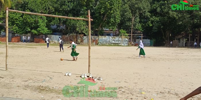 ক্লাস বর্জনের ফাঁকে শিক্ষার্থীদের খেলাধুলা।
