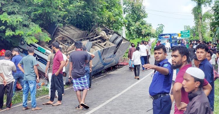 মাটিরাঙায় যাত্রীবাহী বাস দুর্ঘটনায় নিহত-১, আহত-১২