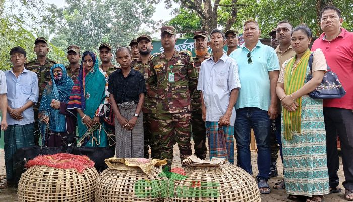 কাপ্তাইয়ে সেনাবাহিনীর উদ্যোগে ৩০ পরিবারে ছাগল-হাঁস বিতরণ