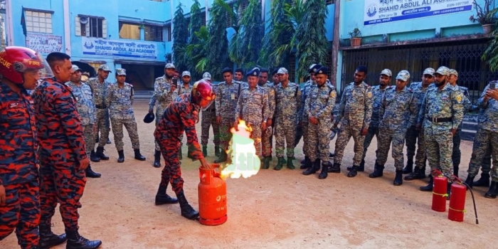 রাঙ্গামাটিতে ১৮ এপিবিএনে ফায়ার সার্ভিসের অগ্নি নির্বাপণ ও উদ্ধার মহড়া অনুষ্ঠিত