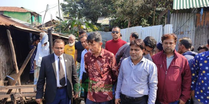 অগ্নিকাণ্ডে সর্বস্বহারা মানুষের খোঁজ নিলেন দীপেন দেওয়ান