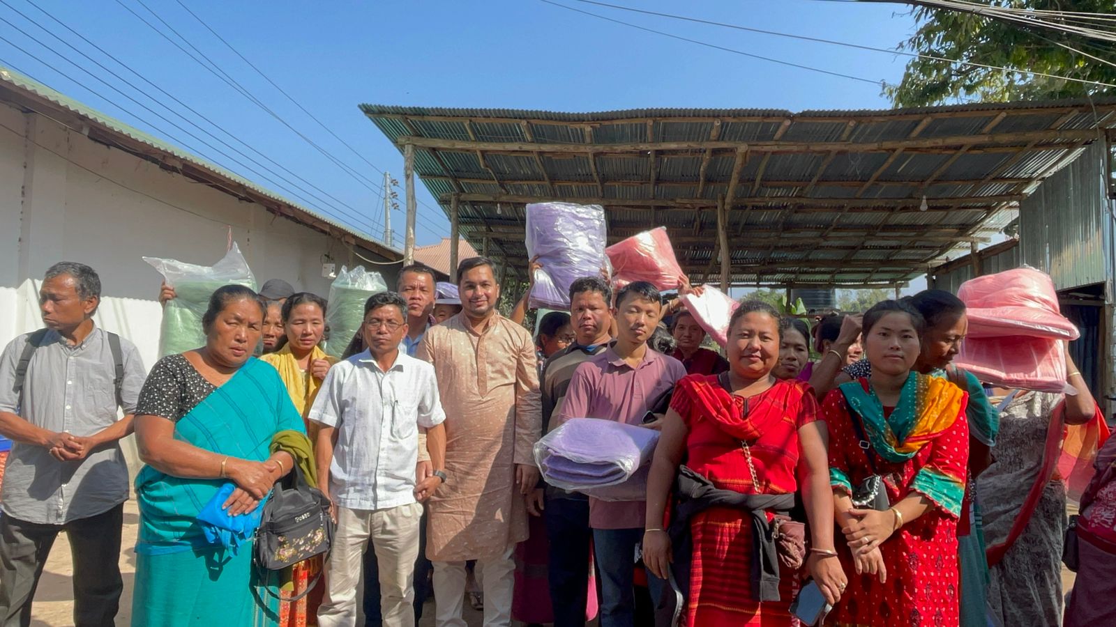 পাহাড়ি জনগোষ্ঠীর মাঝে কম্বল বিতরণ করলেন হাবীব আজম 
