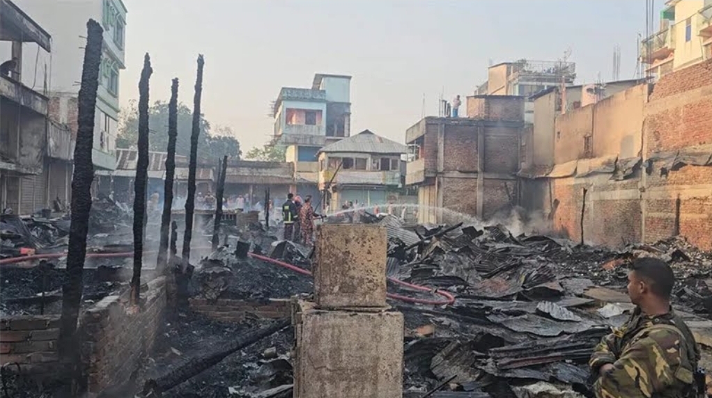বোয়ালখালী নতুন বাজারে ভয়াবহ অগ্নিকাণ্ড পুড়ে ছাই ৩৫ দোকান