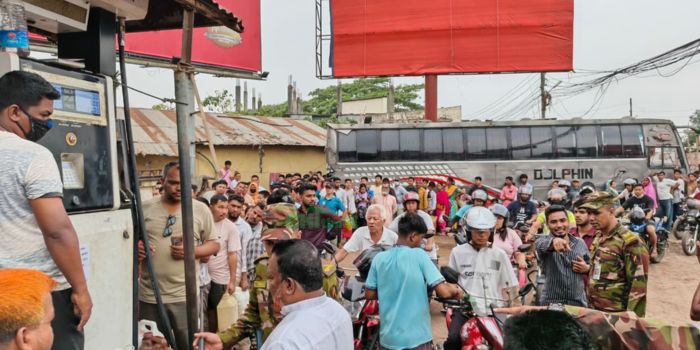 জ্বালানি সংকটে অচল রাঙামাটি, দীর্ঘ লাইনে দাঁড়িয়েও খালি হাতে ফিরছেন অনেকে