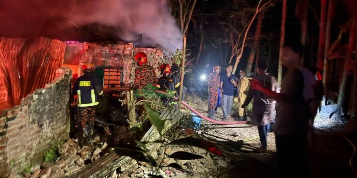 রাঙামাটির কাপ্তাইয়ে অগ্নিকাণ্ড: ক্ষতিগ্রস্তদের পাশে থাকার আশ্বাস পার্বত্য মন্ত্রীর