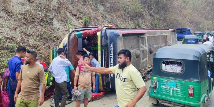 রাঙামাটি-চট্টগ্রাম সড়কে নিয়ন্ত্রণ হারিয়ে যাত্রীবাহি বাস উল্টে আহত-২০