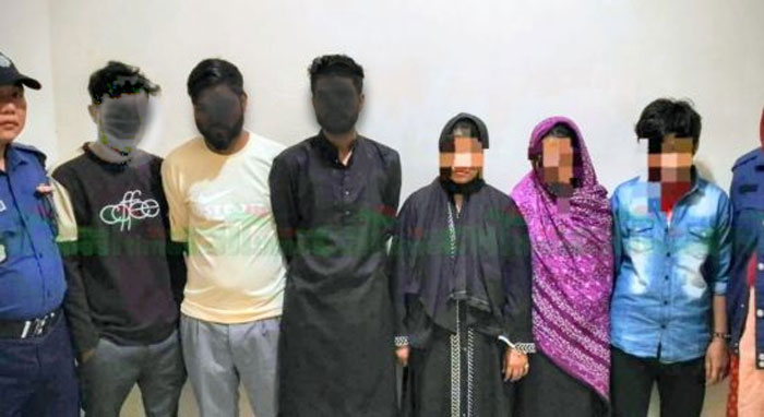 অসামাজিক কার্যকলাপের আখড়া ‘আরজু বোর্ডিংয়ে পুলিশের অভিযান; আটক ৬