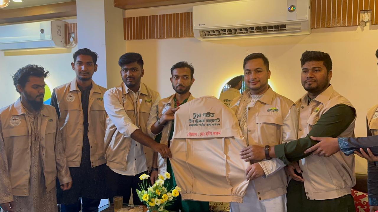 হাবীব আজমের উদ্যোগে রাঙামাটির ট্যুর গাইডদের ভেস্ট প্রদান