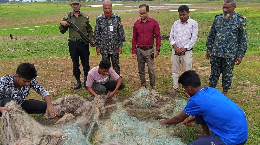 কাপ্তাই হ্রদের মৎস্য সম্পদ রক্ষায় প্রশাসনের অভিযান, অবৈধ জাল জব্দ