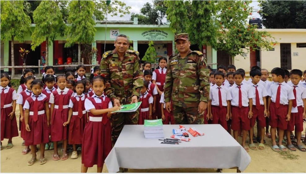 সেনাবাহিনীর উদ্যোগে নানিয়ারচরে শিক্ষা উপকরণ বিতরণ