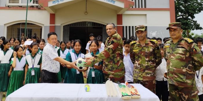 সেনাবাহিনীর উদ্যোগে নানিয়ারচরে শিক্ষার্থীদের মাঝে ক্রীড়া সামগ্রী বিতরণ