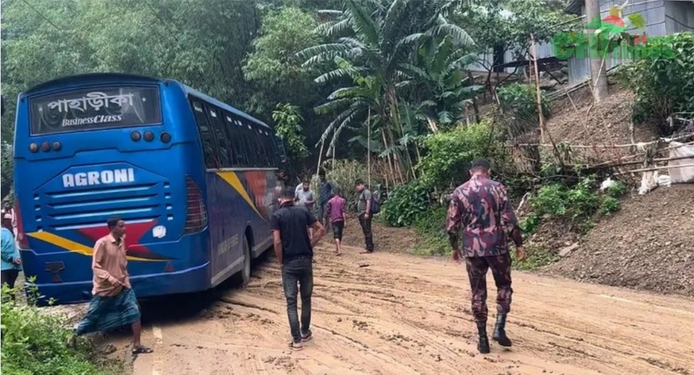 ভারী বর্ষণে ঘাগড়ায় পাহাড় ধস, দুর্ঘটনার কবলে রাঙামাটিগামী পাহাড়িকা বাস