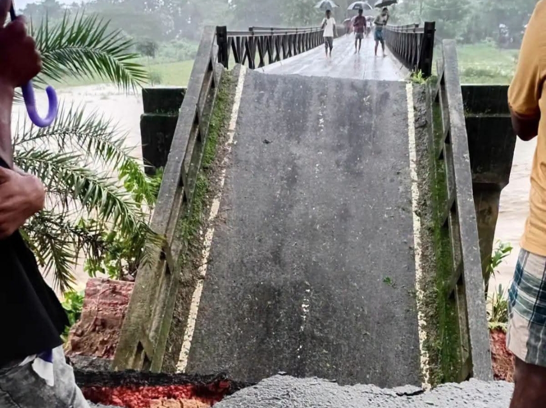 টানা বর্ষণ ও পাহাড়ি ঢলে রাঙামাটিতে বিপর্যয়, ভেঙে পড়ল ব্রিজঘাটা সেতু