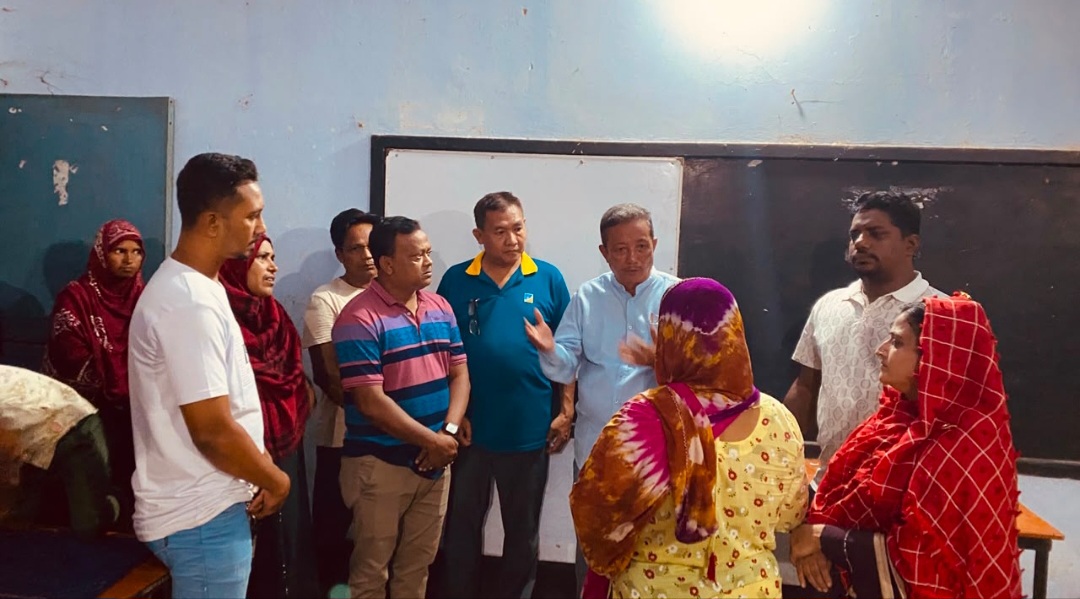 শহীদ আব্দুল আলী একাডেমি আশ্রয়কেন্দ্রে ৬৯ আশ্রিতের মাঝে শুকনো খাবার বিতরণ করেন দীপেন তালুকদার দীপু