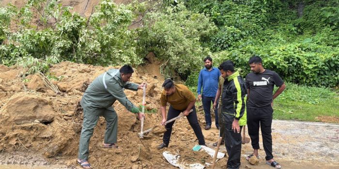 পাহাড়ধসে বন্ধ প্রধান সড়ক, প্রশাসনের সঙ্গে উদ্ধারকাজে রাঙ্গামাটি জেলা ছাত্রদল