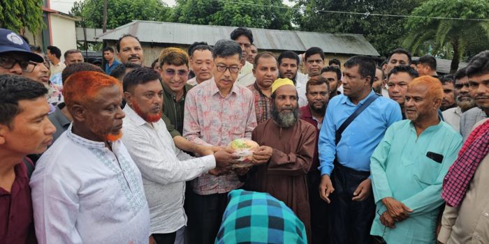 আশ্রয়কেন্দ্রে দুর্গতদের পাশে দীপেন দেওয়ান, আর্থিক সহায়তা প্রদান