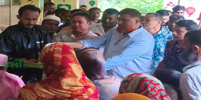 দুর্যোগে আশ্রয়কেন্দ্রে মানুষের পাশে কাউখালী বিএনপির শুকনো খাবার বিতরণ