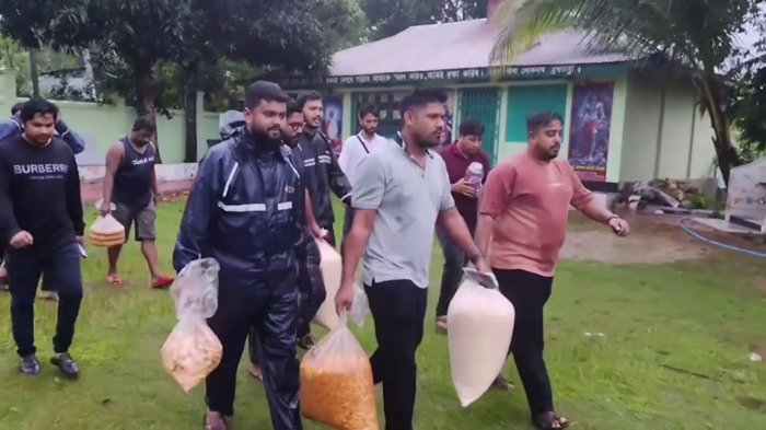 দুর্যোগে দুর্গত মানুষের পাশে রাঙামাটি জেলা ছাত্রদল, আশ্রয়কেন্দ্রে শুকনা খাবার বিতরণ