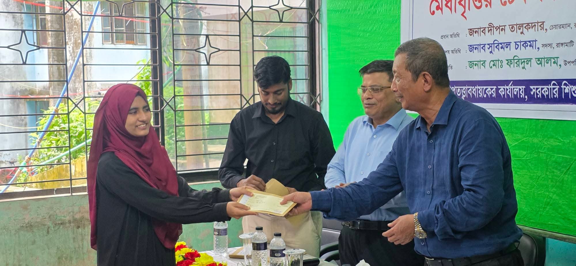 শিশু পরিবারের শিক্ষার্থীদের হাতে মেধাবৃত্তির চেক তুলে দিলেন দীপন তালুকদার