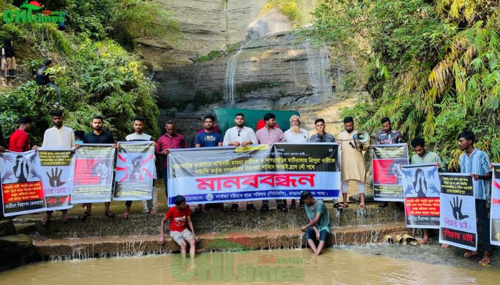 ধর্ষণকে সাম্প্রদায়িক ইস্যু বানানোর প্রতিবাদে নৌপথে মানববন্ধন পিসিসিপির