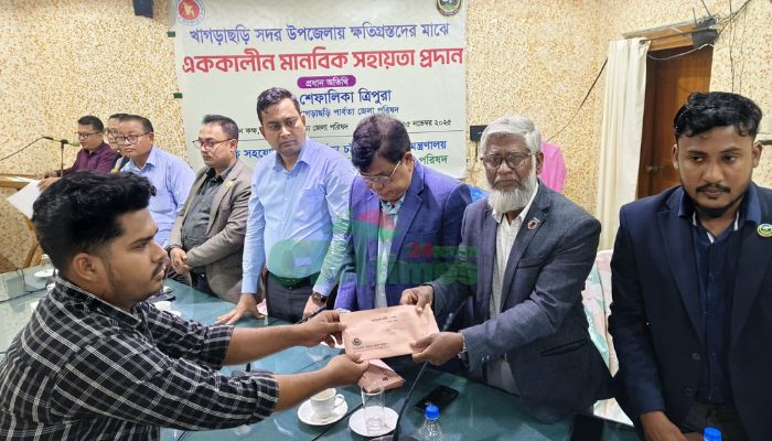 পাহাড়ে সম্প্রীতি রক্ষায় ক্ষতিগ্রস্তদের এককালীন সহায়তা বিতরণ