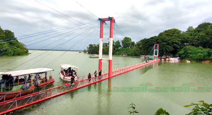 হু হু করে বাড়ছে কাপ্তাই হ্রদের পানি,ডুবেছে ঝুলন্ত সেতু; পানিবন্দি নিন্মাঞ্চলের বাসিন্দারা