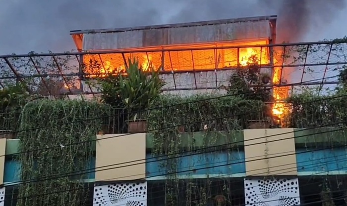রাঙামাটি শহরে ভোরের আগুনে পুড়ে ছাই হলো কসমস রেস্টুরেন্টে 