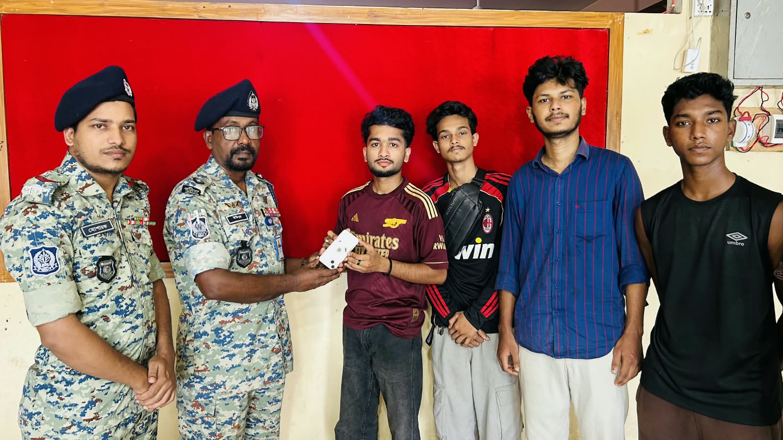 রাঙামাটিতে পর্যটকের হারানো আইফোন ১০ ঘণ্টায় উদ্ধার,করল ১৮ এপিবিএন
