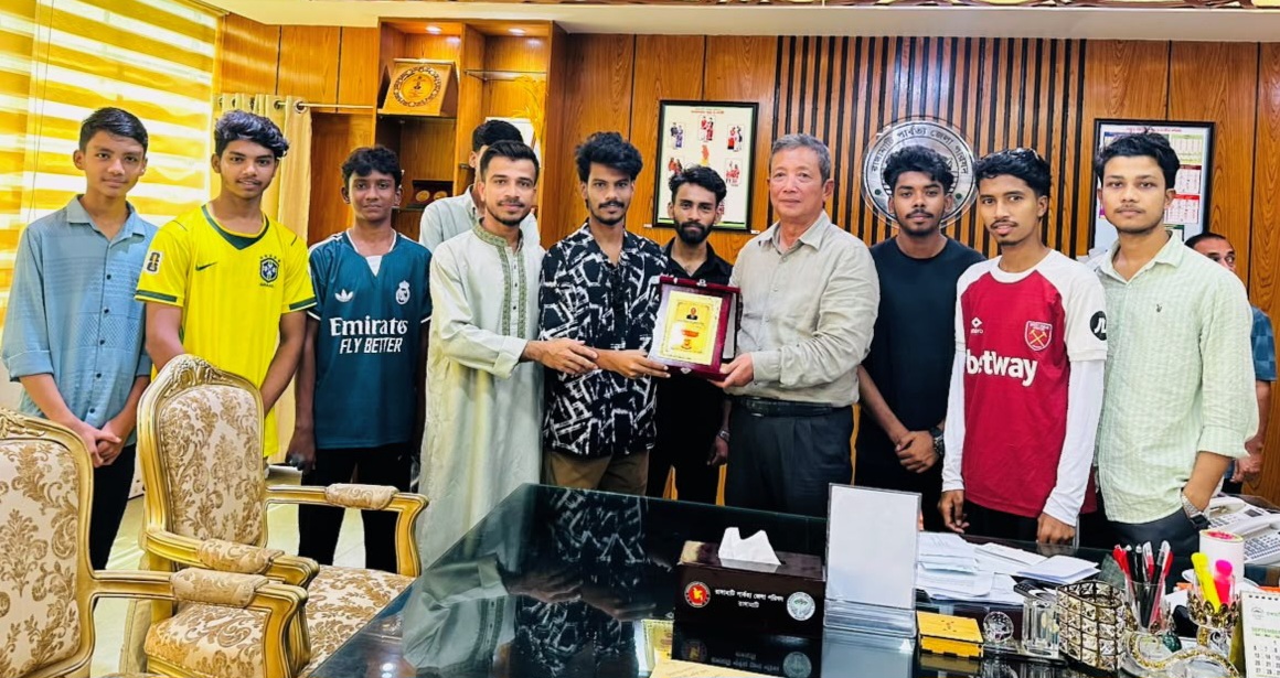 জেলা পরিষদ চেয়ারম্যানের সঙ্গে হিস্টোরি ক্রিয়েটর্স স্পোর্টিং ক্লাবের সৌজন্য সাক্ষাৎ