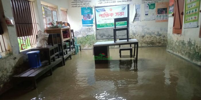 সামান্য বৃষ্টিতেই ডুবে যায় সাপছড়ি স্বাস্থ্যসেবা কেন্দ্র, চরম দুর্ভোগে রোগীরা