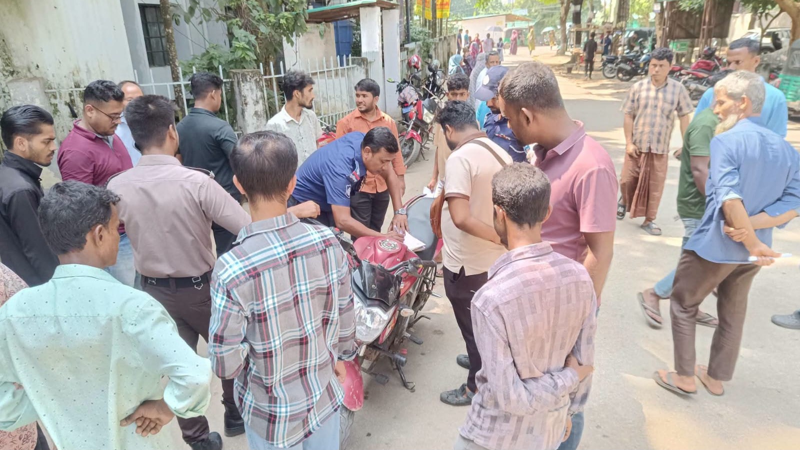 ‎হাসপাতালের প্রবেশমুখ দখল করে পার্কিং, অভিযানে জরিমানা-জব্দ