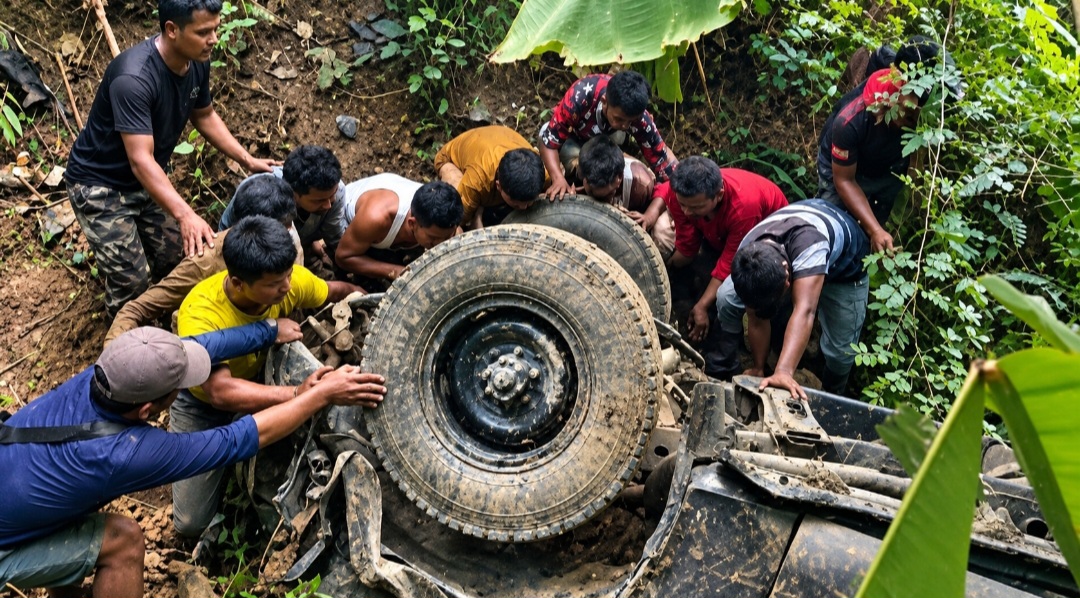 থানচিতে পর্যটকবাহী নোহা খাদে পড়ে নিহত ২, আহত ৫