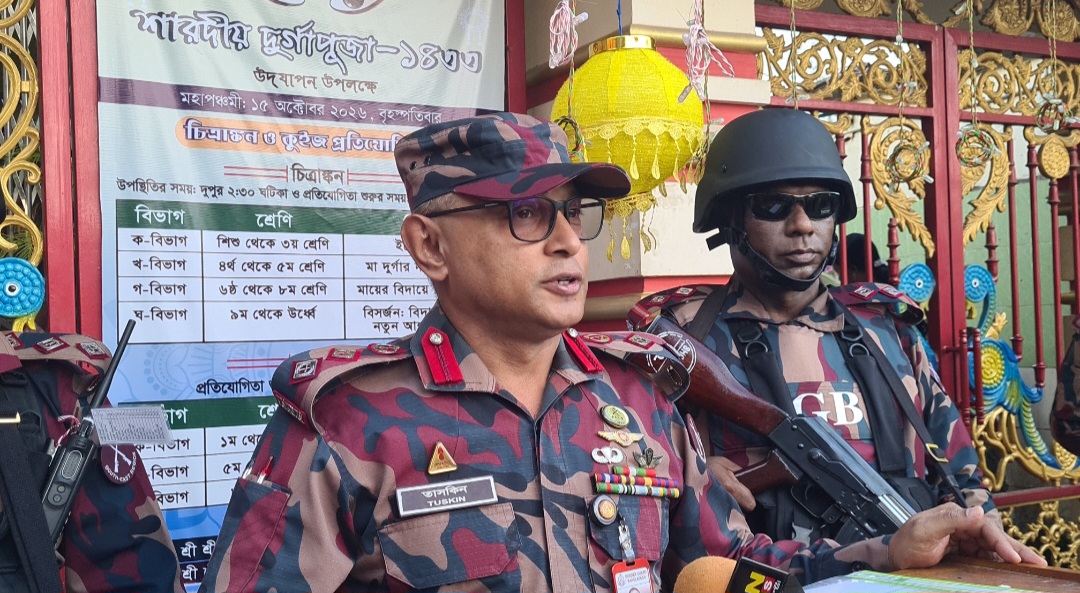 দুর্গাপূজায় নিরাপত্তা নিশ্চিতে মাঠে বিজিবি, পূজামণ্ডপ পরিদর্শনে সেক্টর কমান্ডার