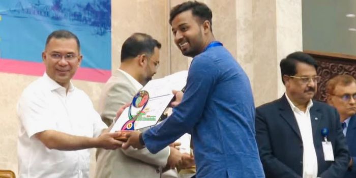 পাহাড়ের তরুণ সাইমুনের জাতীয় স্বীকৃতি, প্রধানমন্ত্রীর হাত থেকে নিলেন সম্মাননা